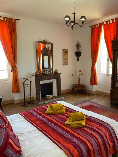 ein Schlafzimmer mit einem Bett mit zwei gelben Handtüchern darauf in der Unterkunft A Gaillut in Caupenne-dʼArmagnac