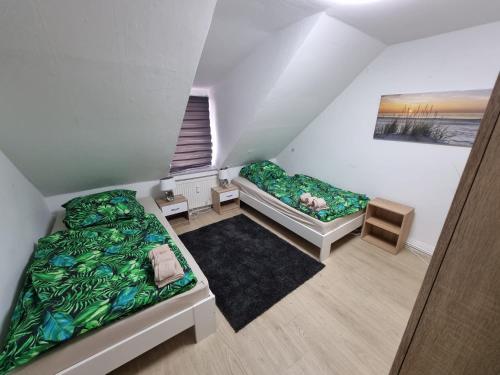 een uitzicht op twee bedden in een kamer bij Gästewohnung in der Nähe zum CentrO, DGre in Oberhausen