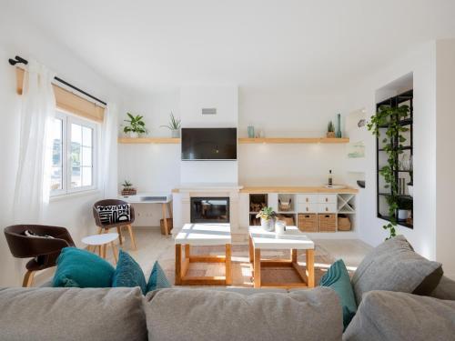 een woonkamer met een bank en een tafel bij Dream Retreat in Budens - Quinta da Encosta Velha in Budens