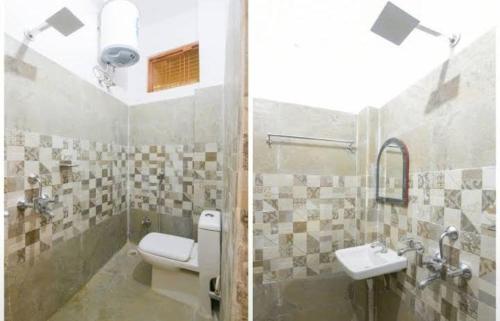 een badkamer met een toilet en een wastafel bij GRG Mahadeva Homes Guest House Prayagraj in Prayagraj