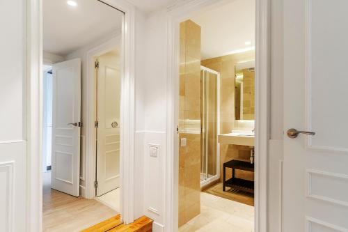 a bathroom with a walk in shower and a mirror at Enjoybcn Plaza Catalunya Apt. in Barcelona