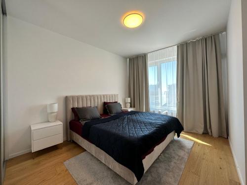 Un pat sau paturi într-o cameră la Vyhlad na mesto, 24. poschodie, free parking