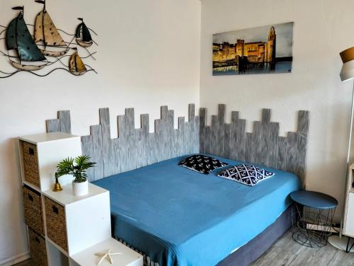 une chambre avec un lit avec une tête de lit en bois dans l'établissement Studio cosy Résidence St Elme avec parking et WIFI à 5min de la plage, à Collioure