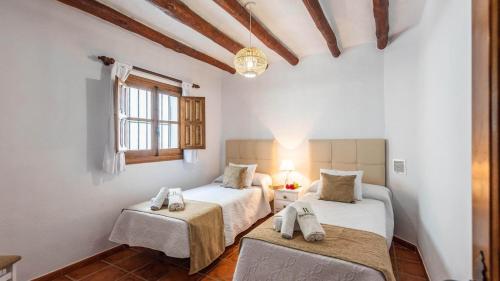 a bedroom with two beds and a window at Casa El Carril Benalauria by Ruralidays in Benalauría