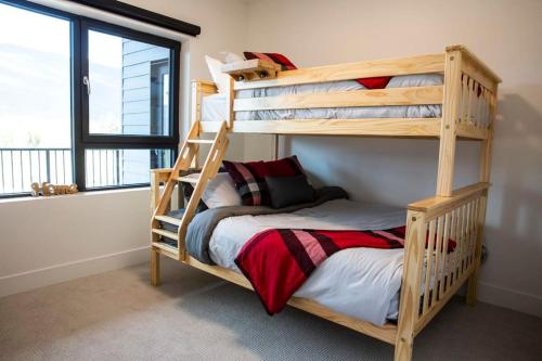Krevet ili kreveti na kat u jedinici u objektu Domino Condo - Bunk Bed & Hot Tub