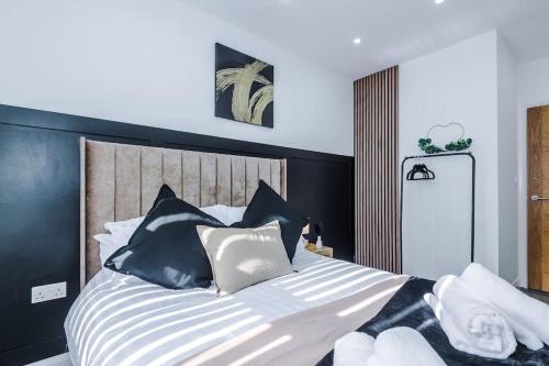 マンチェスターにあるLuxury Didsbury 2 Bed Apartmentのベッドルーム1室(大型ベッド1台、青と白の枕付)