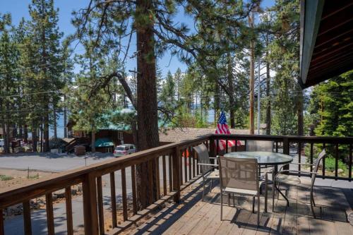 Gambar di galeri bagi Cozy 3BDR - 1 Minute to the Beach! di Tahoe Vista