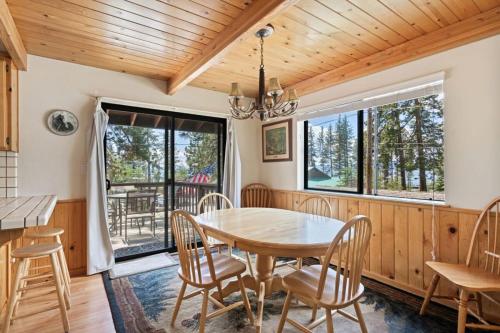 Gambar di galeri bagi Cozy 3BDR - 1 Minute to the Beach! di Tahoe Vista
