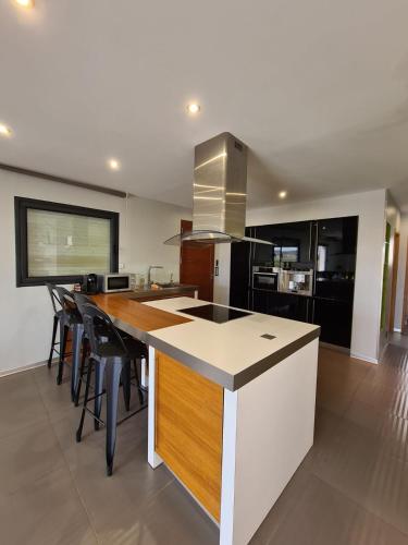 une cuisine avec un îlot et un comptoir dans l'établissement Luxury between sea and pond evenings prohibited, à Frontignan