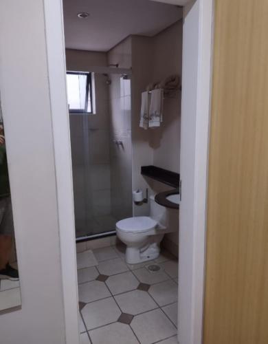 La petite salle de bains est pourvue d'une douche et de toilettes. dans l'établissement Century Park 607 - Apartamento na melhor região da Cidade Baixa, à Porto Alegre