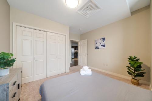 a bedroom with a white bed and a large closet at Sky High Luxury - 10th Floor - PRIME LOCATION CITY VIEWS FAST WIFI 24-7 Gym Lounge Roku in Pittsburgh