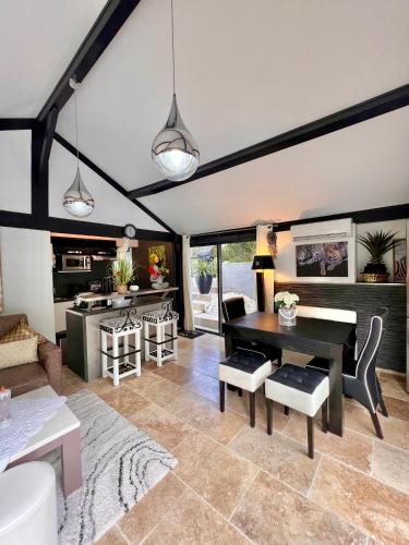 Ruang duduk di Gîte des Estelles "Axel" avec espace Jacuzzi