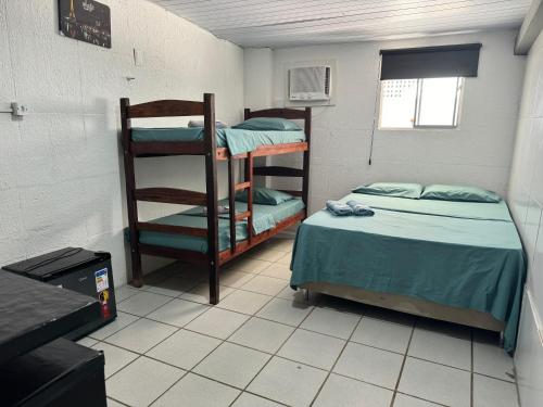 レシフェにあるCasa Recife Pousadaの小さなお部屋で、二段ベッド2組、はしごが備わります。