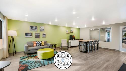 Posezení v ubytování WoodSpring Suites Libertyville - Chicago