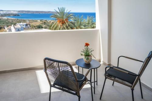 uma mesa e cadeiras numa varanda com vista para o oceano em Casa di Demezzo em Sitia