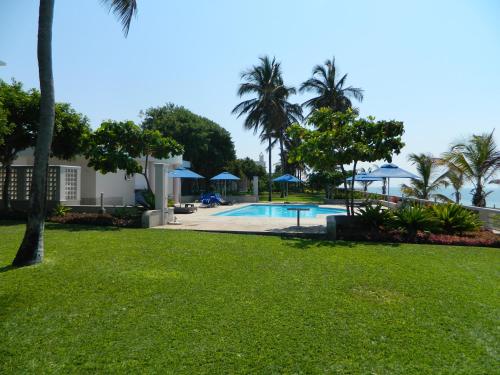 Blick auf den Pool im Resort in der Unterkunft Hotel Dona Ana in Vilankulo
