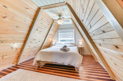 ein Schlafzimmer mit einem Bett im Dachgeschoss in der Unterkunft A-Frame Catskills Cabin with Scenic Views and Hot Tub! in Stamford