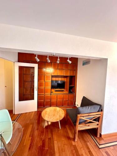 un salon avec un canapé et une table dans l'établissement Aimé Marin - Studio - Belle résidence avec terrasse et piscine, à Nice