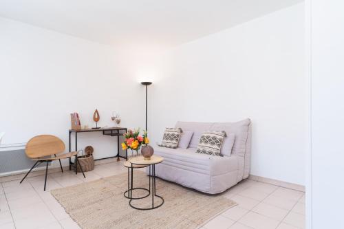 un salon avec un canapé et une table dans l'établissement Le Calmette By ApiRent #Central #Lumineux #Calme #Wifi, à Cannes