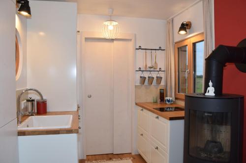 a kitchen with a sink and a stove at Boutique Loft Mona Lisa, Boutique Loft Mrs Green in Drosendorf Stadt