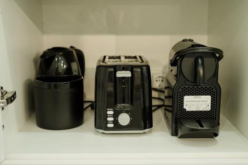 a kitchen counter with a toaster and a toaster at Ático Isabel, diseño y calidez junto a la Muralla Romana in Lugo