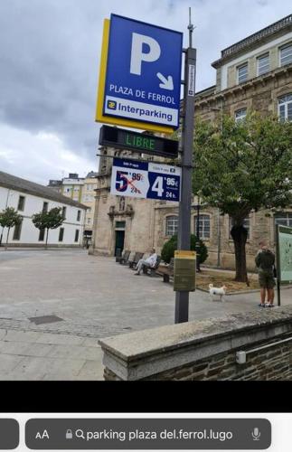 a parking sign on a pole in a city at Ático Isabel, diseño y calidez junto a la Muralla Romana in Lugo