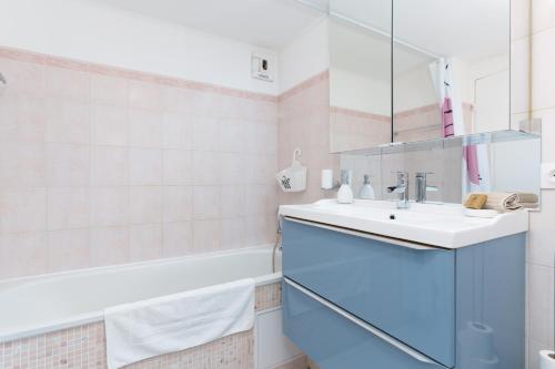 une salle de bain avec un lavabo et une baignoire dans l'établissement Le Calmette By ApiRent #Central #Lumineux #Calme #Wifi, à Cannes