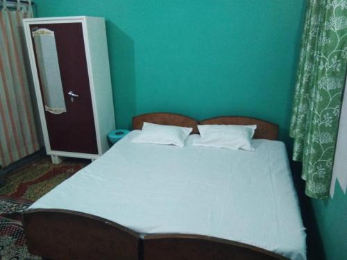 Cama o camas de una habitación en Gyanbhumi Homestay Ayodhya