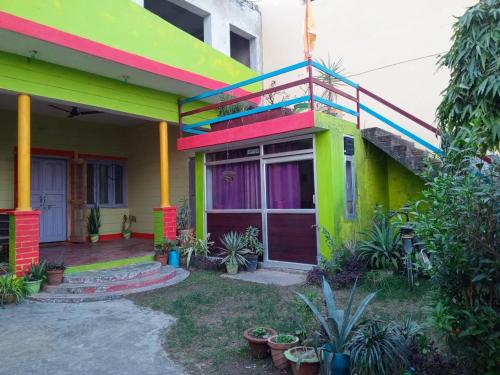 Casa de colores vivos con una decoración colorida en Gyanbhumi Homestay Ayodhya, en Faizābād