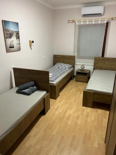 Postel nebo postele na pokoji v ubytování Noel Apartman