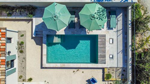 Kolam renang di atau dekat dengan Le Mazet d'Ernestine - Piscine et Cheminée