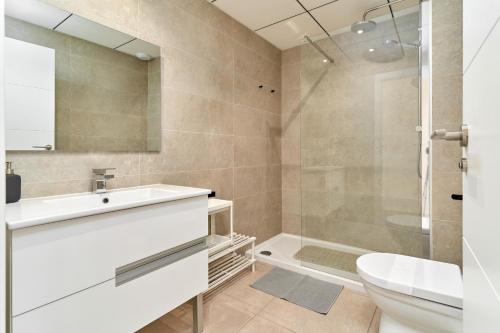 uma casa de banho com um chuveiro, um lavatório e um WC. em Zambra Duna 2 Primera Línea em Torrox