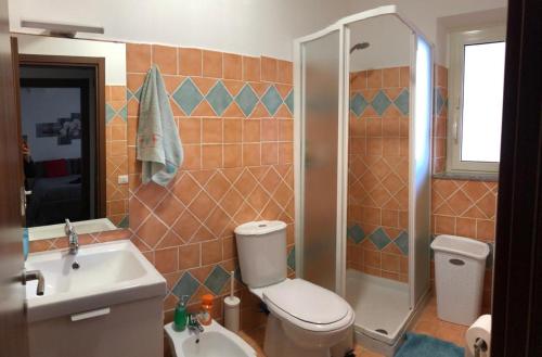 a bathroom with a toilet and a shower and a sink at Bella Recanati Apartment a Giardini Naxos in Giardini Naxos