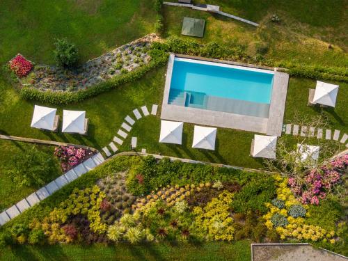 - une vue sur le jardin et la piscine dans l'établissement Rota Apartments, à Rota d'Imagna