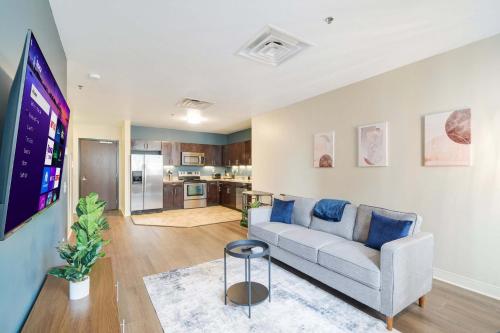 a living room with a couch and a tv at Vibrant Luxury PRIME LOCATION 24-7 Onsite Parking Gym Lounge in Pittsburgh