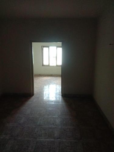 une chambre vide avec une porte et une fenêtre dans l'établissement Kailas 4, à Kollam