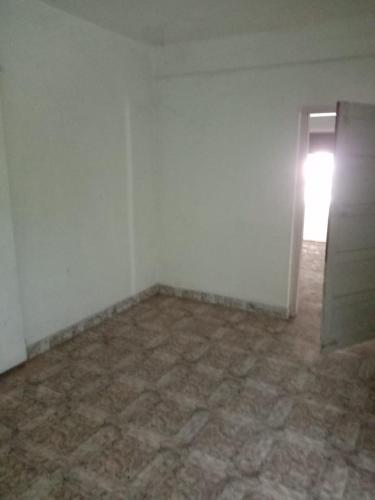 une chambre vide avec une porte et du carrelage dans l'établissement Kailas 4, à Kollam