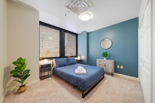 a bedroom with blue walls and a blue bed at 1B1B Vibrant Luxury Valet Gym Lounge Roku in Pittsburgh