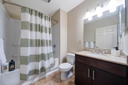 W łazience znajduje się umywalka, toaleta i prysznic. w obiekcie 1B1B Vibrant Luxury Valet Gym Lounge Roku w mieście Pittsburgh