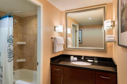 Residence Inn by Marriott Toronto Downtown / Entertainment District Image