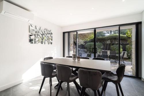 une salle à manger avec une table et des chaises dans l'établissement Superbe Nouvelle Villa Moderne, à Cannes