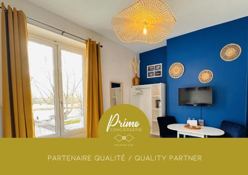 sala de estar con paredes azules y ventana en Le Quai Saint Laurent - BY PRIMO C0NCIERGERIE, en Orléans