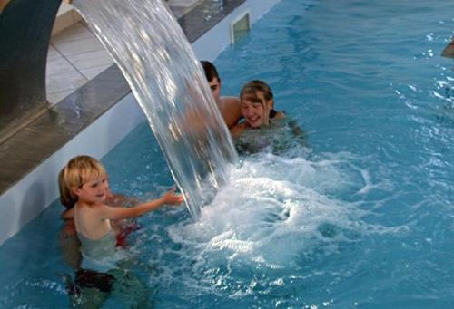 a group of children playing in a swimming pool at Himmerland camping & Feriecenter in Års
