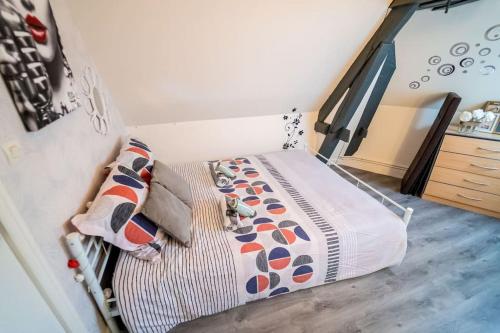 Ένα ή περισσότερα κρεβάτια σε δωμάτιο στο Appart Cocon Blois Hypercentre 2min Château Gare
