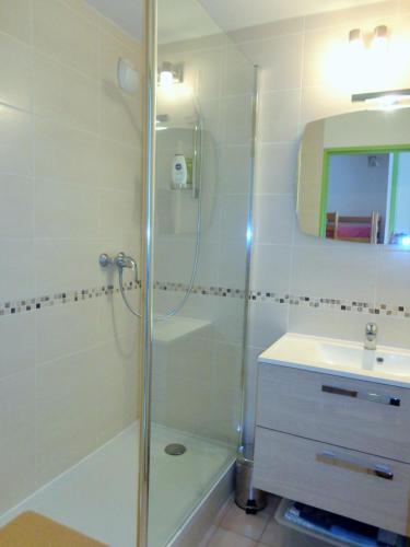 une salle de bain avec douche et lavabo dans l'établissement CAP CORNICHE studio avec espace nuit, à Sète
