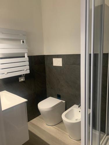 uma casa de banho branca com um WC e um lavatório em b&b Calvino em Piacenza