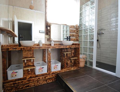 uma casa de banho com 2 lavatórios e um espelho em Casa de playa en Vilanova de Arousa em Vilanova de Arousa