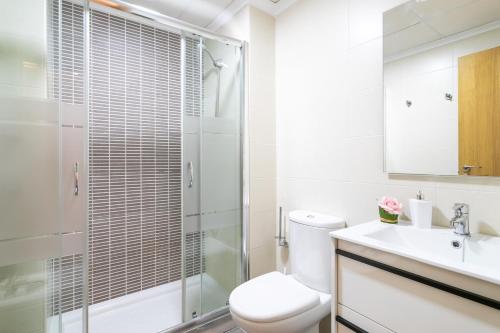 a bathroom with a shower and a toilet and a sink at 10 minutos de la playa in Asprillas