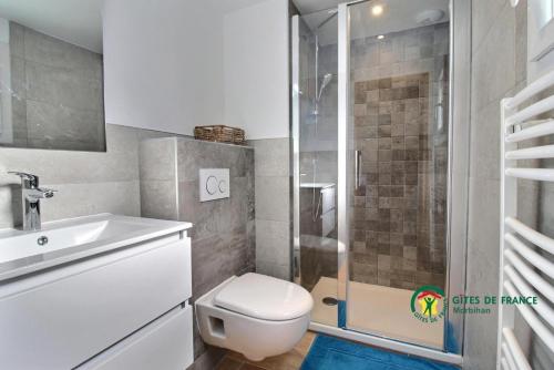 een badkamer met douche, toilet en wastafel bij La Fleur de Vie in Pluneret