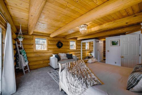 Habitación con cama y sofá en una habitación en Pinon Pines Vacation Rental Hike, Bike and ATV!, en Pine Mountain Club